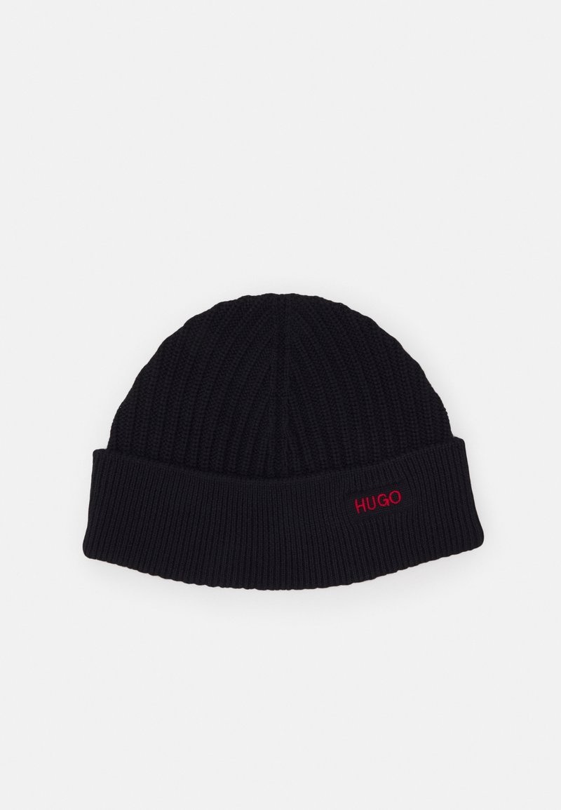 Bonnet en maille côtelée noire avec revers plié, arborant un petit logo rouge "HUGO" brodé sur le devant du revers.