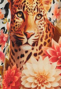 Lepelaar gezicht met oranje en zwarte vlekken, omringd door roze en witte bloemen op een lichte bloemmotief achtergrond. Gedetailleerde vachttextuur.