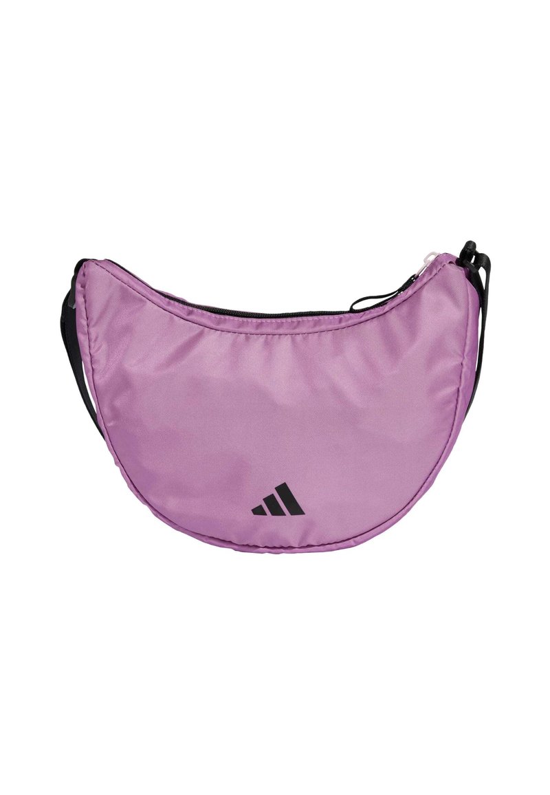 Bolsa de nailon rosa con forma curva. Cuenta con una cremallera negra y un logo de Adidas en negro. La correa es ajustable para mayor comodidad.