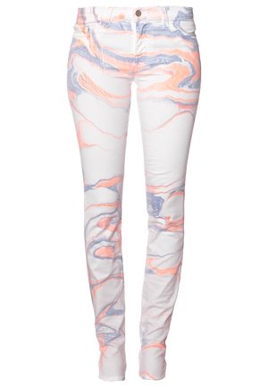 Slim-fit hvide jeans med orange og grå marmor-lignende swirl-mønstre, frontknap og design med fem lommer.