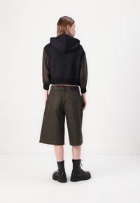 AllSaints RIKU - Kratke hlače od trapera - golden black