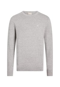 Suéter gris de cuello redondo hecho de un tejido suave, con una textura de punto fino y un pequeño logo en el pecho. Mangas largas con puños de canalé.