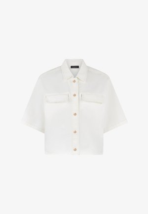 Camicia bianca corta con maniche corte, chiusura frontale con bottoni, due tasche con patta sul petto e colletto a punta.