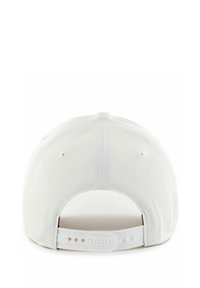 Cappellino da baseball bianco con una trama di tessuto liscia, forma curva, chiusura snapback regolabile sul retro e fori di ventilazione.
