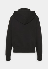 Felpa nera con cappuccio, caratterizzata da maniche lunghe e un design corto. Texture liscia, senza motivi visibili o accessori.