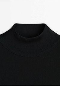 Col roulé en tissu côtelé noir avec un design ajusté et replié, texture lisse sur fond blanc.
