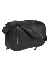 Bolsa de deporte negra con un exterior resistente, correa de hombro ajustable, múltiples bolsillos con cremallera y marca grabada en el costado.