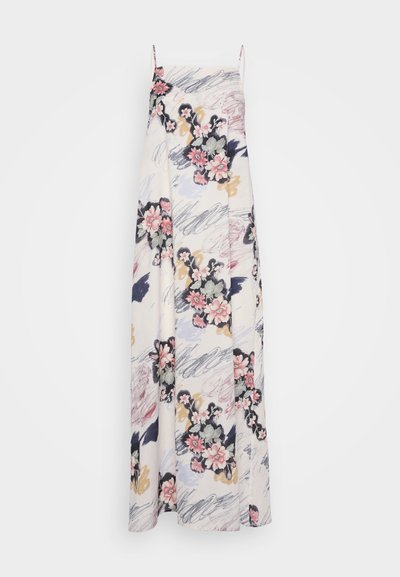 Blomstrete maxikjole med tynne stropper, laget av et lett stoff i kremfarge, med rosa og blå blomsterdesign og abstrakte penselstrøk.