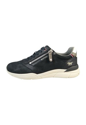 Baskets perforées noires avec une fermeture éclair sur le côté, semelle blanche contrastante et détail du logo sur le talon. Tissu texturé et accents lisses.