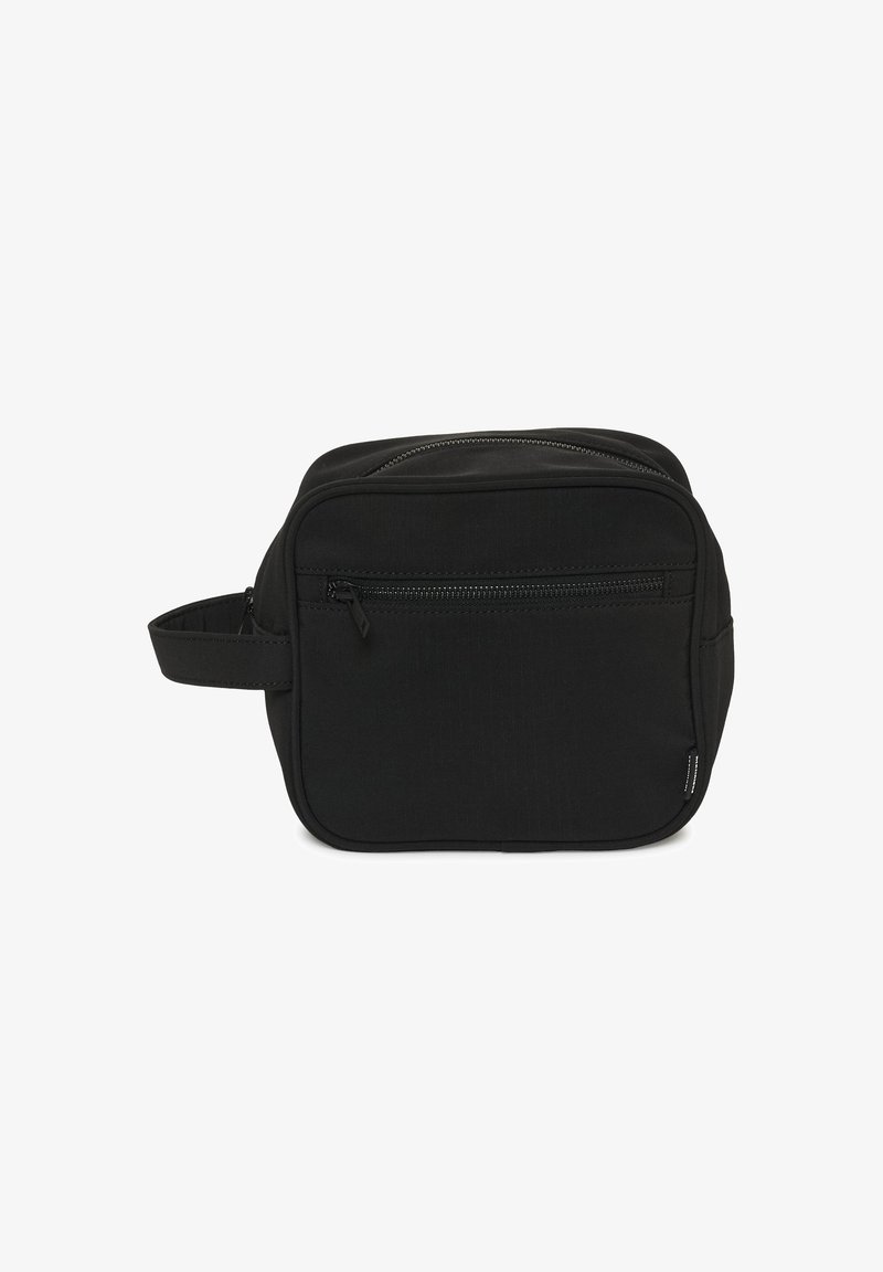 Trousse de toilette rectangulaire noire avec poche zippée à l'avant et poignée latérale, en tissu.