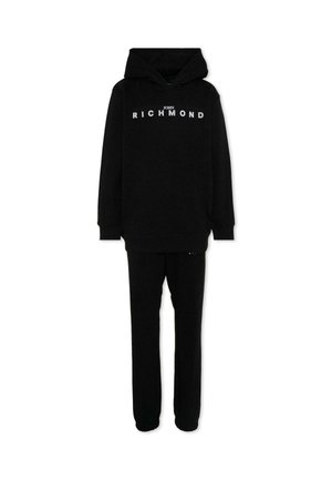 Completo con felpa nera con cappuccio e pantaloni della tuta abbinati con logo "John Richmond" bianco sul petto.