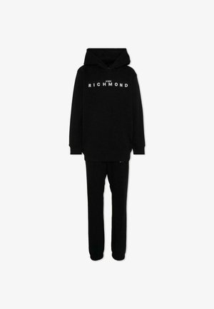 Zwarte hoodie en bijpassende joggingbroek met het "John Richmond"-logo in het wit over de borst.