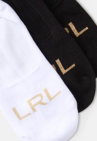 Set de dos pares de calcetines: uno blanco y uno negro, cada uno con el logo "LRL" en dorado. Fabricados con un tejido suave y con un diseño elástico.