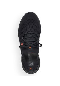 Scarpa da ginnastica nera con tomaia a maglia strutturata, lacci piatti e dettagli arancioni. Presenta una soletta imbottita e una suola in gomma resistente.