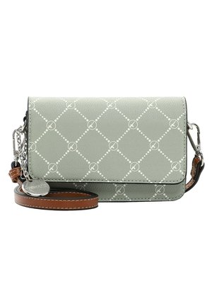 Sac bandoulière vert clair avec motif losanges blancs, sangle en cuir marron, chaîne argentée et pendentif métallique rond attaché.