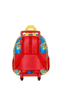 Mochila rodante con un exterior azul con patrones de dibujos animados, acentos rojos, asa amarilla y bolsillos laterales de malla. Tejido resistente.