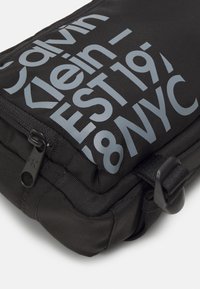 Calvin Klein Jeans SPORT ESSENTIALS CAMERABAG UNISEX - Borsa a tracolla - black/overcast grey