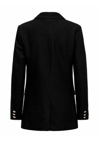 Czarna marynarka z klapami, fason dopasowany, z wyciętym kołnierzem, zarysowaną sylwetką i guzikami na rękawach. Gładka faktura, bez widocznych wzorów.