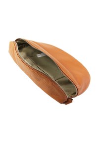 Tanlederen etui met een gestructureerde buitenkant en een gladde olijfgroene binnenkant, voorzien van een metalen rits en een slank, ovaal model.