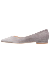 Grå mockaskor med platt sula och spetsig tå, med låg klack, som har en slät yta och inga synliga dekorationer.