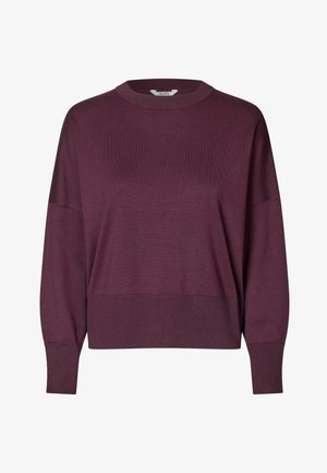 Pull en maille bourgogne avec des manches longues, un col rond et des poignets et un ourlet côtelés. Texture lisse, coupe décontractée et design simple.