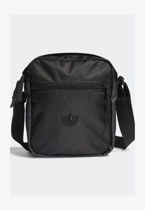 Černá látková taška přes rameno s texturovaným povrchem, přední kapsou na zip, nastavitelným popruhem a embosovaným logem na spodní části přední strany.