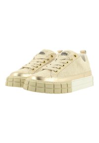 Sneakers in tela beige con accenti dorati metallici, lacci piatti e parte superiore testurizzata; presentano una suola in gomma spessa con scanalature per una migliore aderenza.