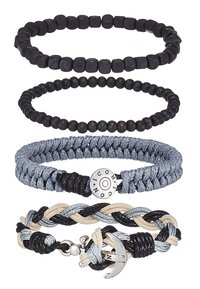 Sæt af fire armbånd: to sorte perlestilarter, snoet grå og sort snor, samt et snoet multicolor snor med et ankercharme.
