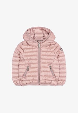 Veste matelassée rose clair avec capuche, fermeture éclair à l'avant, poches latérales zippées, poignets élastiques et écusson logo sur la manche gauche.