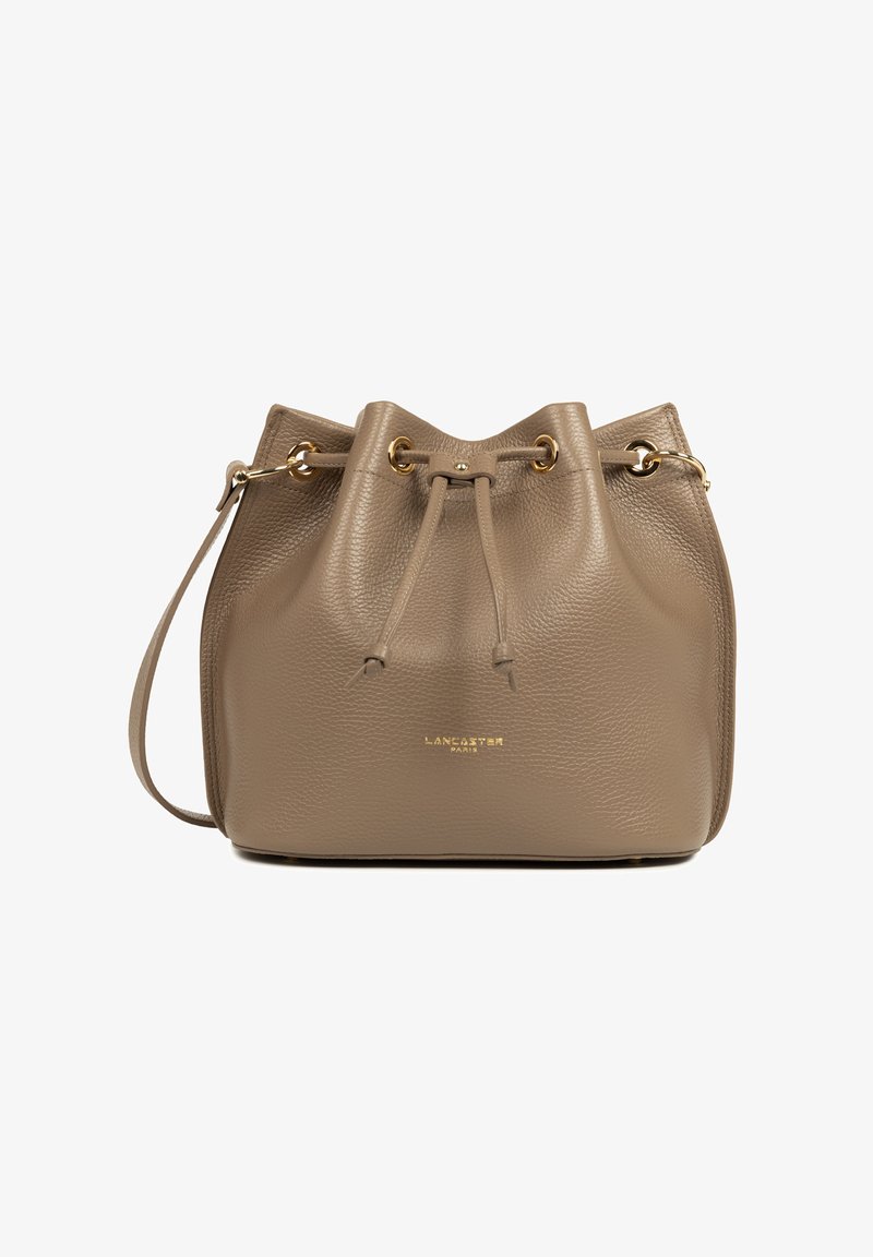 Borsa a secchiello in pelle taupe con tracolla regolabile, occhielli in tono oro, chiusura con coulisse e logo "Lancaster Paris" sul davanti.