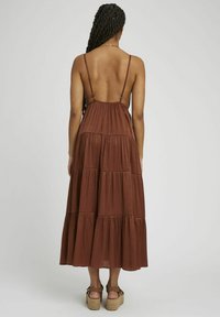 BZB FLUIDE À ÉTAGES - Robe de jour - marron