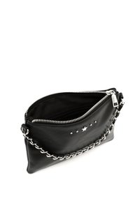Clutch in pelle nera con tracolla in catena argentata, chiusura con zip, dettagli a stella e borchie sul fronte, texture morbida e design minimalista.