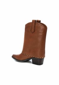 Carmela Botines - camel