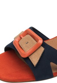 Sandalia de ante con parte superior en azul marino, área del dedo en naranja y una tira de acento en marrón claro con una gran hebilla rectangular naranja.