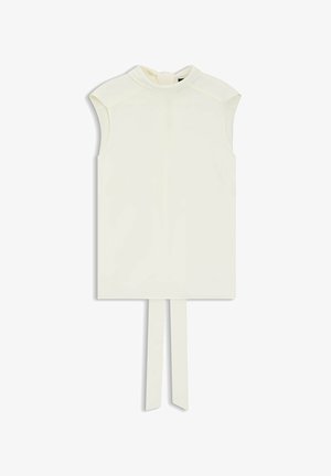 Top bianco senza maniche con collo alto, caratterizzato da un dettaglio annodato sul retro e tessuto liscio con una leggera lucentezza che cade piatto.