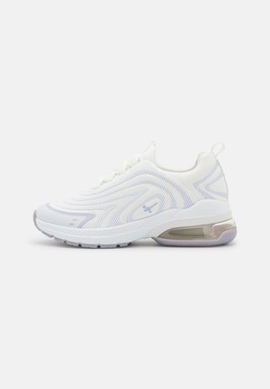 Hvid atletiksneaker med lysegrå stribede mønstre, snørelukning foran og gennemsigtig luftpude i sålen.