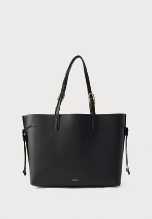 Melnas ādas tote soma ar teksturētu virsmu, divām garām rokturiem, zelta toņa detaļām un aizvēršanu ar auklu. Uz priekšpuses redzams "Furla" logotips.