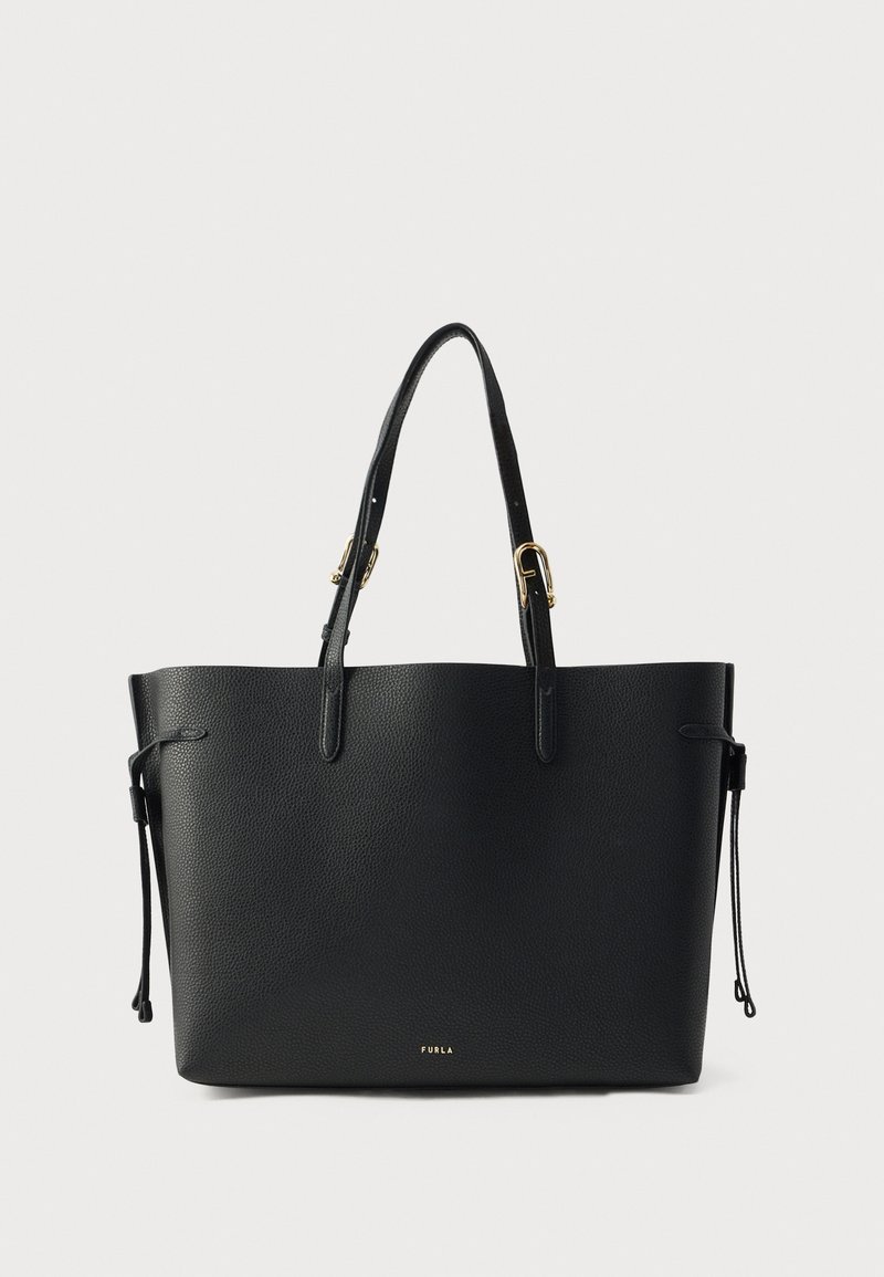 Czarna torba typu tote z fakturowanej skóry, dwoma długimi uchwytami, złotym metalowym wykończeniem i zamknięciem na ściągacz. Logo "Furla" z przodu.