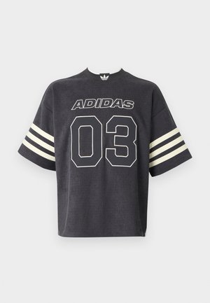 Tmavosivá rebrovaná krátkym rukávom tričko s bielym logom "ADIDAS" a veľkým číslom "03" na prednej strane, s krémovými vodorovnými pruhmi na rukávoch.