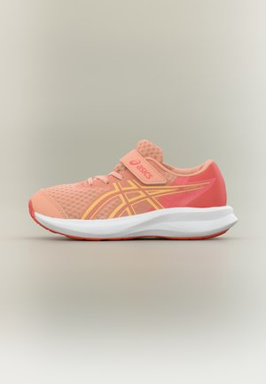 Różowo-pomarańczowe dziecięce buty sportowe ASICS Patriot 14 z siateczkową cholewką, paskiem na rzep i białą, amortyzowaną podeszwą.