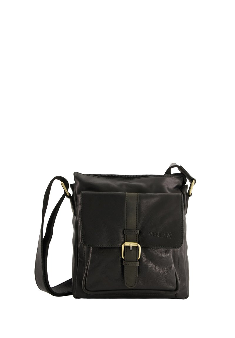 Sort læder crossbody taske med justerbar skulderrem, frontlomme med klap og detaljer i guldfarve. Blød tekstur og minimalistisk design.