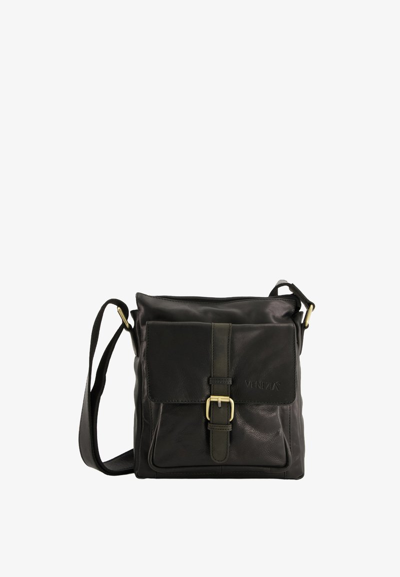 Sort læder crossbody taske med justerbar skulderrem, frontlomme med klap og detaljer i guldfarve. Blød tekstur og minimalistisk design.