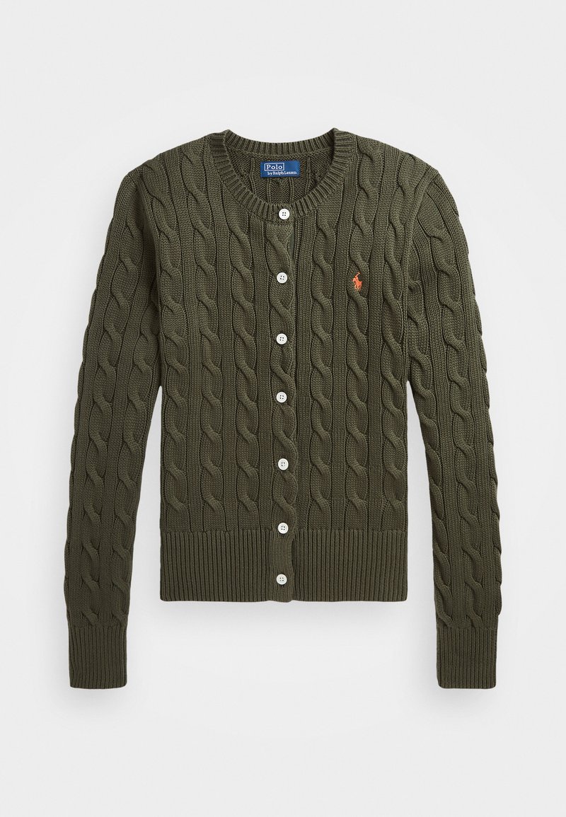 Knapp-up cardigan i mørk olivengrønn, med kabelstrikkedesign, ribbet hals og kant, og hvite knapper. Liten logo aksent på brystet.