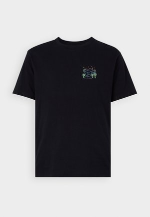 Schwarzes Baumwoll-T-Shirt mit einem bunten, bestickten Design von Bergen und Palmen auf der Brust. Klassischer Rundhalsausschnitt und kurze Ärmel.