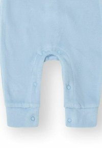 Body azul claro con tejido texturizado, que presenta cierres a presión en la parte inferior y puños. Diseño sencillo, material suave y sin estampados.