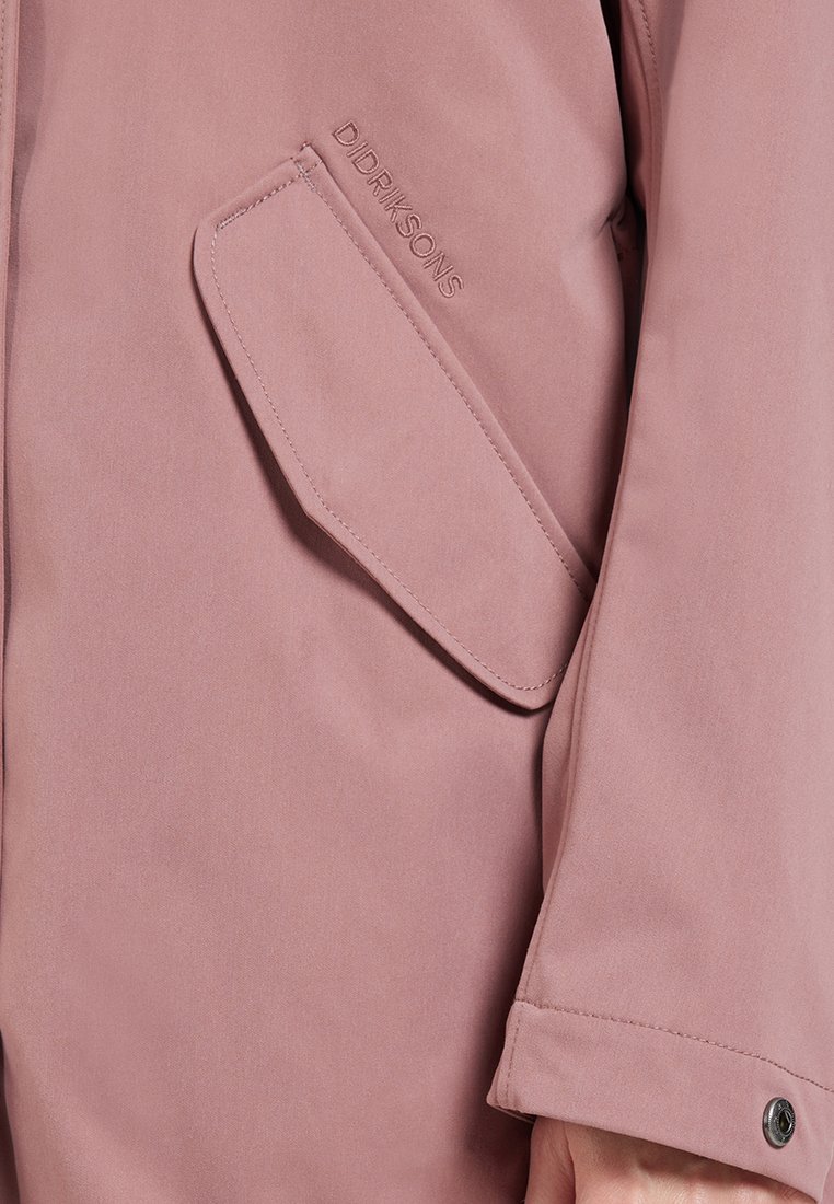 Helle rosa Didriksons-Jacke mit Ärmeln und Tasche mit Klappe, die den Stoff und den gestickten Markennamen zeigt.