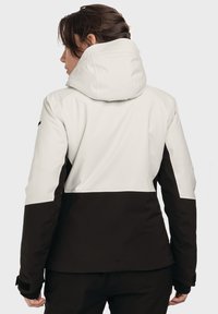 Hoodie in Weiß und Schwarz mit einem Color-Block-Design, glatter Textur und verstellbaren Bündchen. Die Rückansicht zeigt die Nahtdetails.