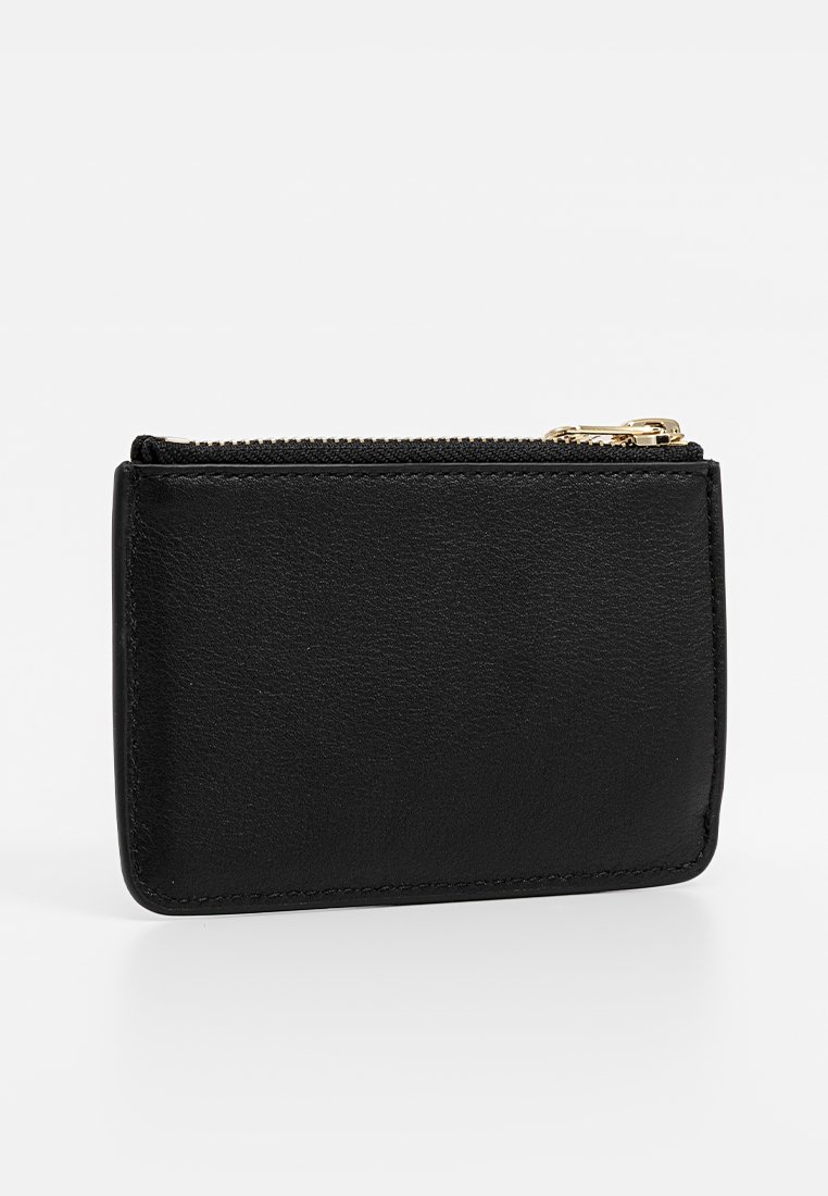 Schwarze Leder-Geldbörse mit glatter Textur, rechteckiger Form, goldenen Reißverschlussbeschlägen und Steppdetails entlang der Kanten.