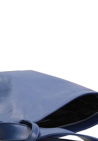 Blauwe leren tote bag met een gestructureerde afwerking, met een open bovenkant en een donkere binnenkant. De tas heeft een gladde, zachte buitenkant.