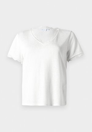 T-shirt blanc à manches courtes avec un col en V, ornée d'une délicate bordure en dentelle au niveau du col et des bords des manches, fabriquée en tissu léger.